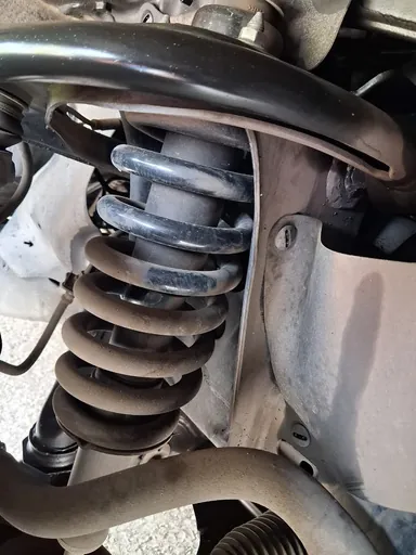 Pegas dan shock breaker pada dokumentasi pemeriksaan kaki-kaki
