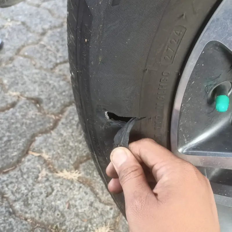 Robekan pada dinding samping ban ditunjukkan untuk pemeriksaan
